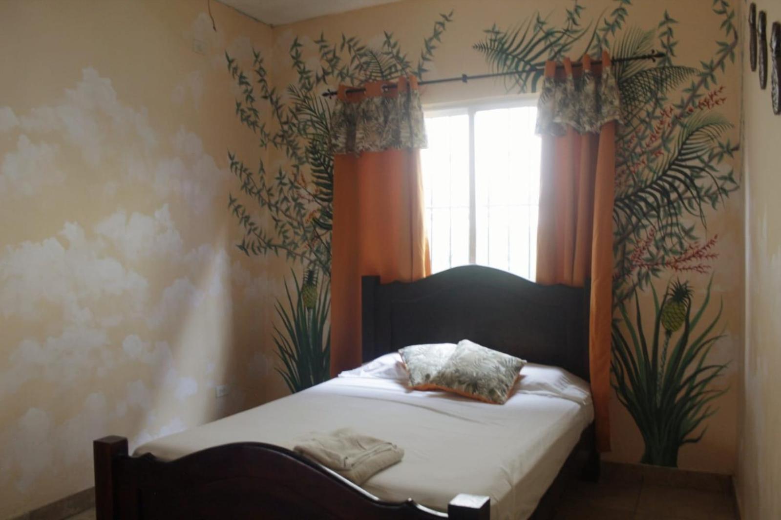 Cataleya Hostel بوكاس تاون المظهر الخارجي الصورة